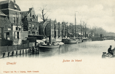 4780 Gezicht op de Bemuurde Weerd O.Z. te Utrecht met rechts op de achtergrond de Stenenbrug en op de voorgrond de Vecht.